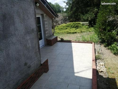 une passerelle menant à une porte d'une maison dans l'établissement Vieux-Port à 45600 Bouteille, à Guilly