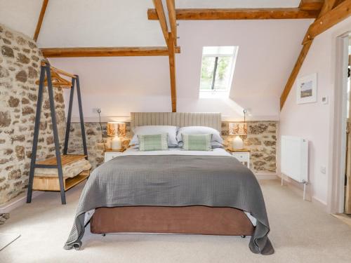 1 dormitorio con 1 cama grande en una habitación en The Coach House at Thorn Farm, en Exeter
