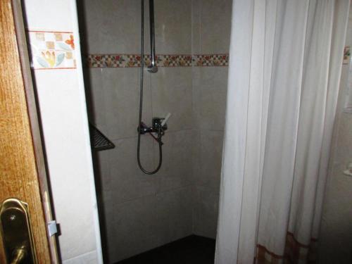 卡斯佩的住宿－RnR BednBreakfast，浴室内配有淋浴帘。
