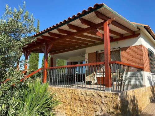 a wooden pergola on top of a house at RnR BednBreakfast in Caspe