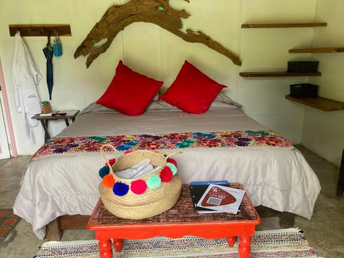 1 dormitorio con 1 cama con una cesta en una mesa en La Cabaña Encantada, en Támesis