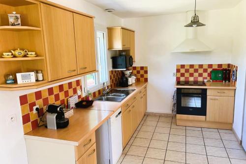 A kitchen or kitchenette at Spacious house of 100 m with a beautiful garden
