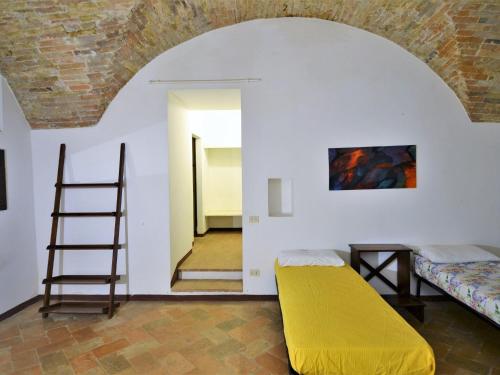 um quarto com duas camas e uma escada em Borgo Petrarca Il Mulino em Mantignana
