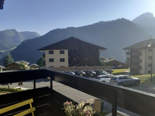 a view of a parking lot with cars parked at studio cabine Chatel in Châtel