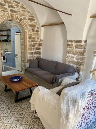 sala de estar con sofá y mesa en Cozy stone built apartment in Nénita!, en Chios