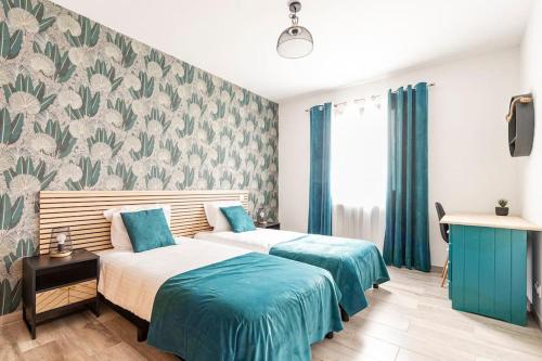 Duas camas num quarto com paredes azuis e brancas em Villa des rives du Tarn avec jacuzzi em Montans