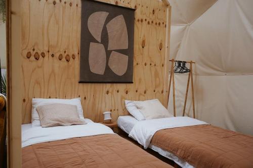 Een bed of bedden in een kamer bij Glamping Dome Tent