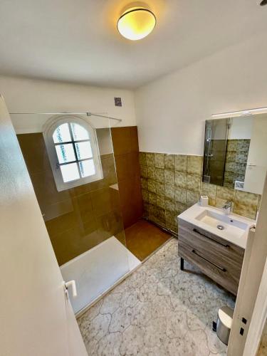 une salle de bain avec une douche, un lavabo et une baignoire dans l'établissement Maison de Mireille et Bernard, au Beausset