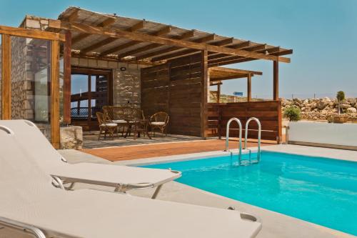 uma villa com uma piscina e uma casa em Michaliou Kipos Luxury Villas em Afiartis