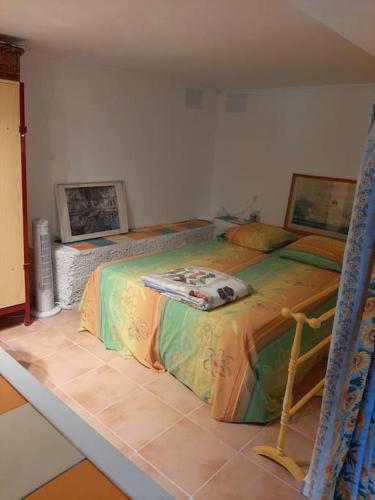 une chambre avec deux lits dans une pièce dans l'établissement T.Belle Vue Panoramique au coeur du Luberon 40m2 + pergola . jardin. P, à Apt