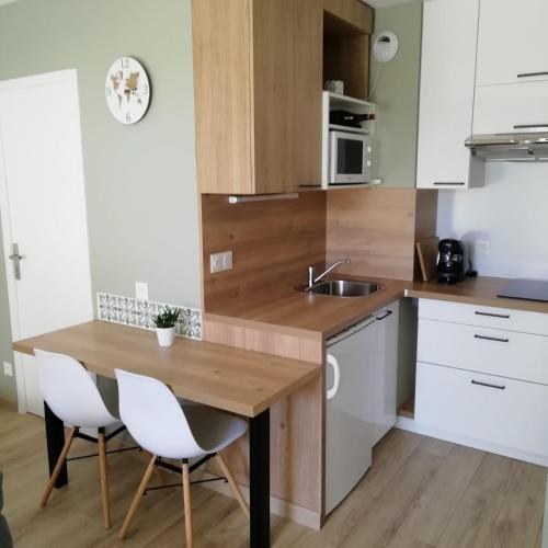 Photo de la galerie de l'établissement Joli appartement rénové aux Minimes La Rochelle avec terrasse, à La Rochelle