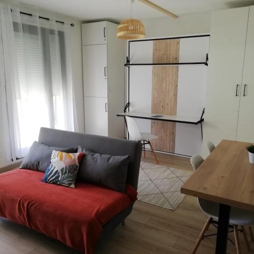 Photo de la galerie de l'établissement Joli appartement rénové aux Minimes La Rochelle avec terrasse, à La Rochelle