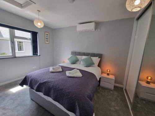 um quarto com uma cama grande e almofadas azuis em The Forge by Cliftonvalley Apartments em Bristol