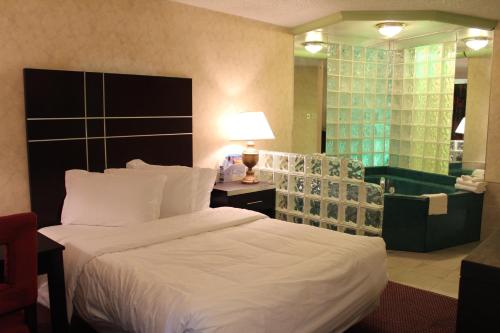 een hotelkamer met een bed en een stoel bij Oceanside Lodge in Marmora