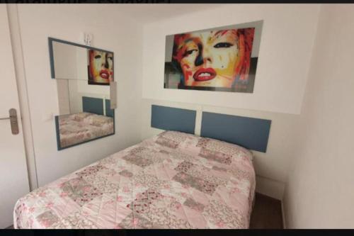 Schlafzimmer mit einem Bett und Wandmalereien in der Unterkunft rosas centre PLAGE in Roses
