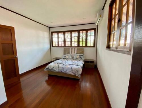 Telukmataikan的住宿－Private Tropical 3 Bedroom Villa - Nongsa Village Batam，卧室位于客房的角落,配有一张床