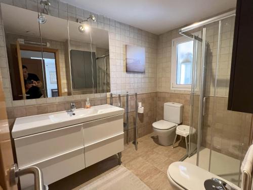 ein Badezimmer mit einem Waschbecken, einem WC und einem Spiegel in der Unterkunft Penthouse - residence La Mina - Albir avec WIFI GRATUIT in Albir