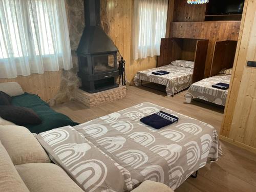 salon z kanapą i kominkiem w obiekcie Casa Rural Riópar, luxury in nature w mieście Riópar