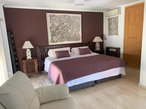 ein Schlafzimmer mit einem großen Bett und einem Sofa in der Unterkunft Penthouse - residence La Mina - Albir avec WIFI GRATUIT in Albir
