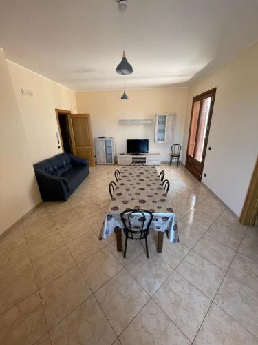 sala de estar con mesa y sofá en Casa Leonardo, en Monteroni di Lecce