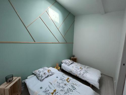 2 łóżka w pokoju z oknem dachowym w obiekcie Maison au calme w mieście Gagnières