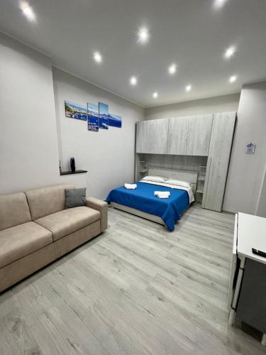 a bedroom with a bed and a couch at punto house in Naples