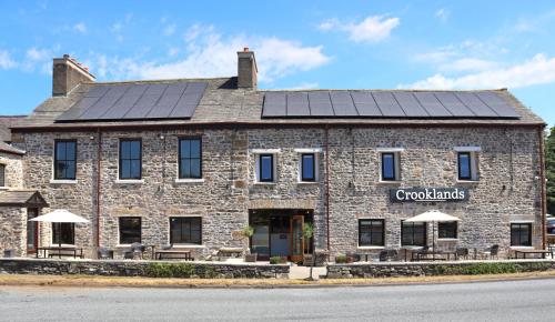 um edifício com painéis solares no telhado em Crooklands Hotel em Crooklands