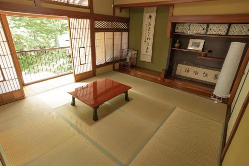 a room with a red bench in a room with windows at AI/藍 in Kusatsu