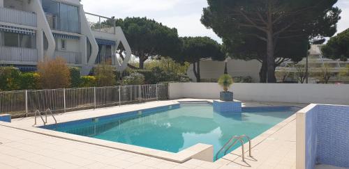 une piscine devant un immeuble dans l'établissement Quartier couchant Appartement t2 cabine pour 4 personnes N107, à La Grande Motte