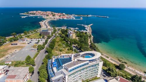uma vista aérea de um resort junto ao oceano em Sol Marina Palace Hotel - All Inclusive & Adults Only em Nessebar