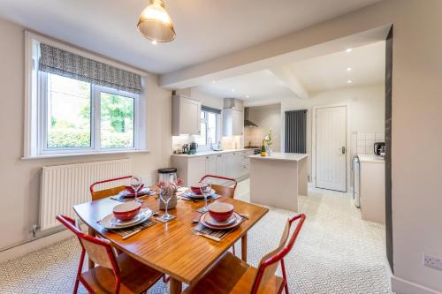 Il comprend une cuisine et une salle à manger avec une table et des chaises en bois. dans l'établissement Pass the Keys Cosy 2 bedroom cottage in rural Shropshire, à Rodington