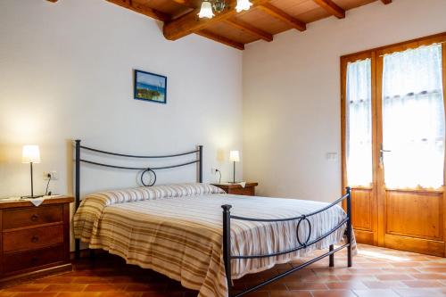 a bedroom with a large bed in a room at Margherita - Agriturismo La Fattoria in Grosseto