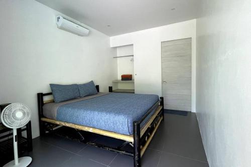 Postel nebo postele na pokoji v ubytování Baan Thanot, a private villa with swimming pool.
