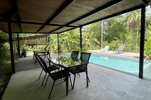 Bazén v ubytování Baan Thanot, a private villa with swimming pool. nebo v jeho okolí