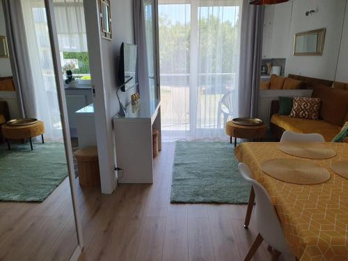 Televízia a/alebo spoločenská miestnosť v ubytovaní Apartament Comfort Del Mar V