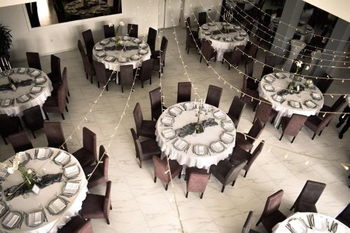 an overhead view of a dining room with tables and chairs at River Inn in Stari Banovci