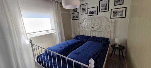 カンペルラントにあるRBR 1532 - Beach Resort Kamperlandの青いベッドが備わる客室です。