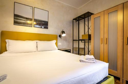 a bedroom with a large white bed in a room at Goito Luxury Apartment, in the Historical Center in Bologna