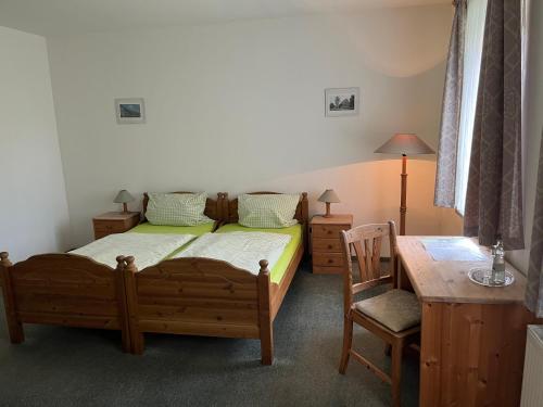 Un pat sau paturi într-o cameră la Gästezimmer-Zum Krug im grünen Kranze