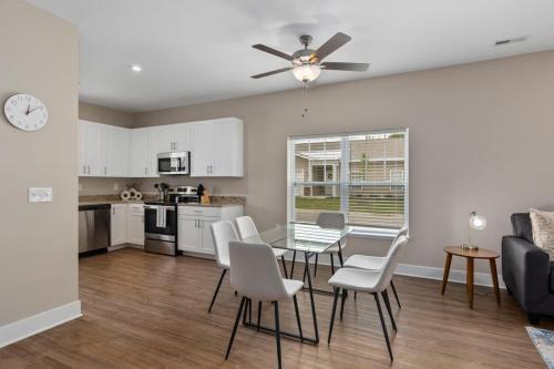 ワイオミングにあるModern 2BR 2BA New Build Condo with Garage & Patioのテーブルと椅子のあるキッチンとリビングルーム
