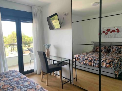 - une chambre avec un lit, un bureau et une table dans l'établissement Villa Aurora - Marčana, à Marčana
