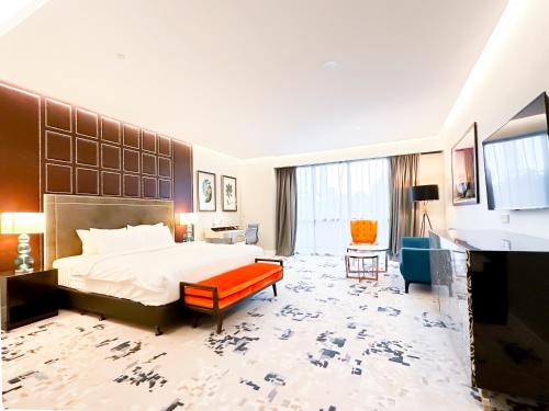 吉隆坡的住宿－Platinum 2 by DM Suites KLCC , Kuala Lumpur，大型酒店客房,配有床和沙发