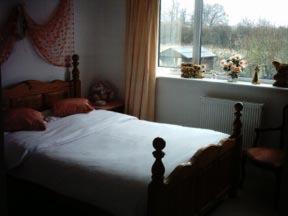 A bed or beds in a room at Waratah Lodge 