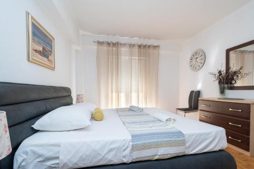 - une chambre avec un lit, une commode et un miroir dans l'établissement Apartment Paula, à Zadar