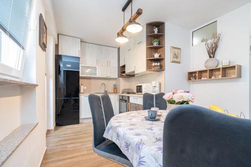 - une cuisine et une salle à manger avec une table et des chaises dans l'établissement Apartment Paula, à Zadar