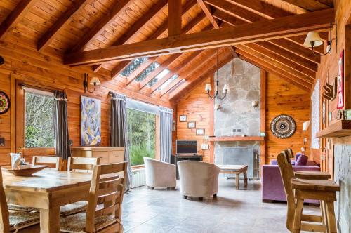 拉安戈斯圖拉鎮的住宿－BOG Melania - casa en el bosque，一间带桌椅的用餐室