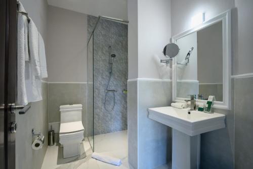  Aurora Resort Tsaghkadzor -  Room  picture :   Tea/Coffee maker    Shower    Bath                           