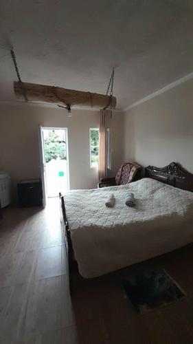 ein Schlafzimmer mit einem Bett mit zwei Stofftieren darauf in der Unterkunft gogia in Zqaltubo