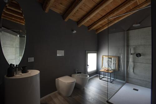 a bathroom with two sinks and a toilet and a shower at Il Re Della Cantina - Locazione Turistica in Crocetta del Montello
