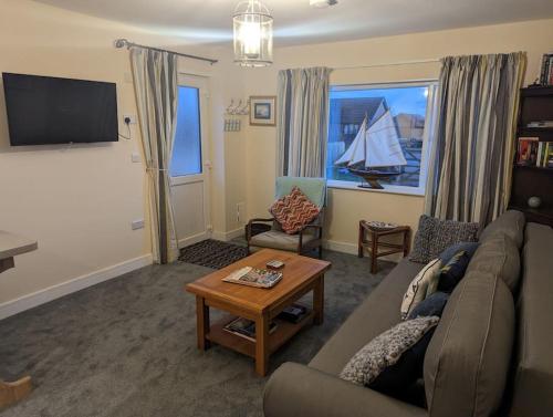 Uma TV ou centro de entretenimento em Idyllic, Luxurious Seaside Flat for 4.